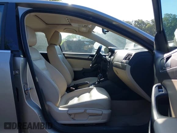 ✅ 2015 Volkswagen Jetta SE • VIN: 3VWD07AJ5FM318913 • Лот: 42671952. Опубликован ранее на IAAI с пробегом 120 169 миль. Бесплатный доступ к архиву аукционных продаж из США и подробный отчёт об истории автомобиля на DreamBid. Изображение 5.