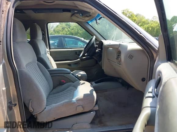 1999 Chevrolet Blazer LS z VIN 1GNCT18W3XK116060, wystawiony jako IAAI lot #42213762 z przebiegiem 216 788 mil mil oraz . Historia ofert i sprzedaży dostępna na DreamBid. Obrazek 5.