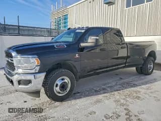 ✅ 2024 Ram 3500 Tradesman • VIN: 3C63RPGL6RG358070 • Lot: 95066275. Wystawiony na Copart z przebiegiem 51 139 mil. Bezpłatny archiwum sprzedaży aukcyjnych z USA i szczegółowy raport historii pojazdu na DreamBid. Zdjęcie 1.