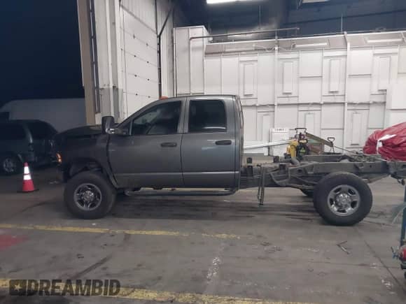 2004 Dodge 3500 ST z VIN 3D7LU38C34G264693, wystawiony jako IAAI lot #41078087 z przebiegiem 201 833 mil mil oraz . Historia ofert i sprzedaży dostępna na DreamBid. Obrazek 15.