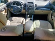 ✅ 2013 Kia Sorento LX • VIN: 5XYKT3A11DG377185 • Lot: 90505835. Wystawiony na Copart z przebiegiem 217 734 mil. Bezpłatny archiwum sprzedaży aukcyjnych z USA i szczegółowy raport historii pojazdu na DreamBid. Zdjęcie 8.