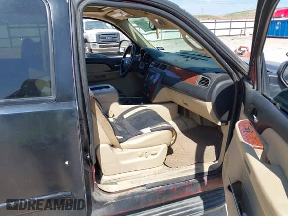 2008 Chevrolet Suburban LT с VIN 1GNFC16098J218885, выставлен на аукционе IAAI как лот 42723274 с пробегом 270 058 миль миль и . История ставок и продаж доступна на DreamBid. Изображение 5.