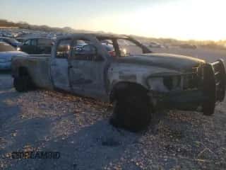 2003 Dodge 3500 ST z VIN 3D3MU48C33G852491, wystawiony jako Copart lot #87200944 z przebiegiem Nie podano mil oraz Nie do naprawy • Non repairable. Historia ofert i sprzedaży dostępna na DreamBid. Obrazek 4.