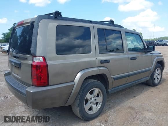 ✅ 2006 Jeep Commander • VIN: 1J8HH48N86C106683 • Lot: 42563082. Wystawiony na IAAI z przebiegiem 235 200 mil. Bezpłatny archiwum sprzedaży aukcyjnych z USA i szczegółowy raport historii pojazdu na DreamBid. Zdjęcie 4.