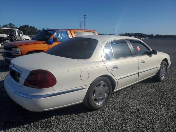 ✅ 2000 Lincoln Continental • VIN: 1LNHM97V0YY795279 • Lot: 76456684. Listed on Copart with Not provided. Free auction sales archive from the USA and detailed vehicle history report at DreamBid. Image 3.