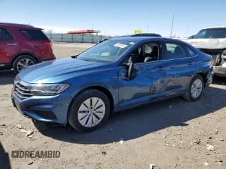 ✅ 2020 Volkswagen Jetta S • VIN: 3VWC57BU0LM083273 • Lot: 48065065. Wystawiony na Copart z przebiegiem 59 665 mil. Bezpłatny archiwum sprzedaży aukcyjnych z USA i szczegółowy raport historii pojazdu na DreamBid. Zdjęcie 1.