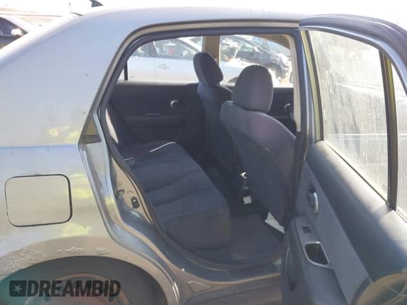 ✅ 2007 Nissan Versa SL • VIN: 3N1BC11E77L407779 • Lot: 42572525. Wystawiony na IAAI z przebiegiem 167 431 mil. Bezpłatny archiwum sprzedaży aukcyjnych z USA i szczegółowy raport historii pojazdu na DreamBid. Zdjęcie 8.