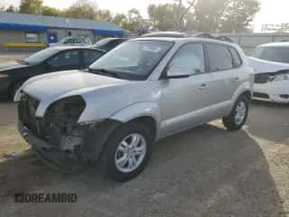 2007 Hyundai Tucson SE z VIN KM8JN12D47U501967, wystawiony jako Copart lot #77760684 z przebiegiem 137 683 mil mil oraz Szkoda całkowita • Salvage title. Historia ofert i sprzedaży dostępna na DreamBid. Obrazek 1.
