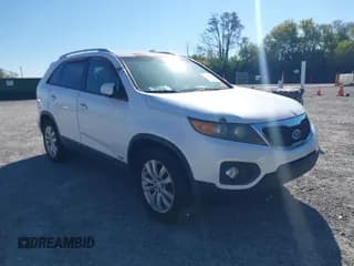 ✅ 2011 Kia Sorento EX • VIN: 5XYKUDA2XBG042855 • Lot: 43452892. Wystawiony na IAAI z przebiegiem 242 683 mil. Bezpłatny archiwum sprzedaży aukcyjnych z USA i szczegółowy raport historii pojazdu na DreamBid. Zdjęcie 1.