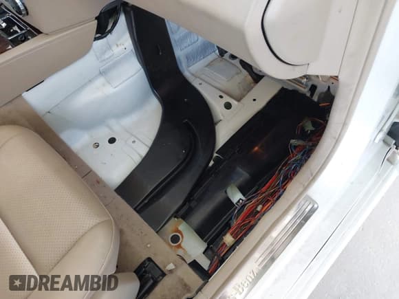 ✅ 2014 Mercedes-Benz C 250 Sport • VIN: WDDGF4HB3EG234633 • Lot: 43600804. Listed on IAAI with 131,529 mi. Free auction sales archive from the USA and detailed vehicle history report at DreamBid. Image 14.