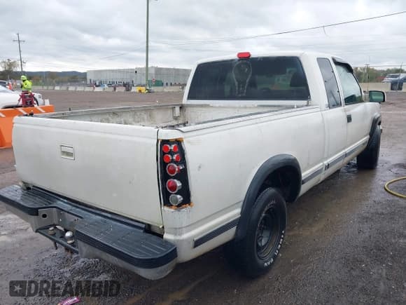 ✅ 1997 Chevrolet Silverado 1500 • VIN: 2GCEC19R8V1152138 • Lot: 43560356. Wystawiony na IAAI z przebiegiem 255 703 mil. Bezpłatny archiwum sprzedaży aukcyjnych z USA i szczegółowy raport historii pojazdu na DreamBid. Zdjęcie 4.