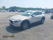 ✅ 2024 Mazda CX-30 S Premium • VIN: 3MVDMBDM9RM675269 • Lot: 42896036. Wystawiony na IAAI z przebiegiem 18 643 mil. Bezpłatny archiwum sprzedaży aukcyjnych z USA i szczegółowy raport historii pojazdu na DreamBid. Zdjęcie 17.