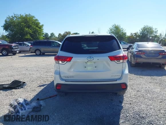 ✅ 2019 Toyota Highlander SE • VIN: 5TDJZRFH7KS563381 • Лот: 43080665. Опубликован ранее на IAAI с пробегом 129 574 миль. Бесплатный доступ к архиву аукционных продаж из США и подробный отчёт об истории автомобиля на DreamBid. Изображение 16.