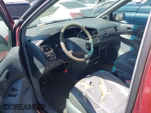 ✅ 1998 Toyota Sienna LE • VIN: 4T3ZF13C2WU049089 • Lot: 41887109. Wystawiony na IAAI z przebiegiem 323 601 mil. Bezpłatny archiwum sprzedaży aukcyjnych z USA i szczegółowy raport historii pojazdu na DreamBid. Zdjęcie 5.