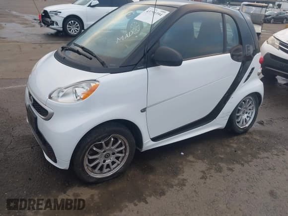 ✅ 2014 Smart fortwo Passion • VIN: WMEEJ9AA9EK729643 • Lot: 43795394. Listed on IAAI with 47,527 mi. Free auction sales archive from the USA and detailed vehicle history report at DreamBid. Image 2.