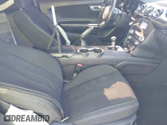 ✅ 2019 Ford Mustang GT Premium • VIN: 1FA6P8CF1K5175101 • Lot: 42972951. Wystawiony na IAAI z przebiegiem 37 745 mil. Bezpłatny archiwum sprzedaży aukcyjnych z USA i szczegółowy raport historii pojazdu na DreamBid. Zdjęcie 5.