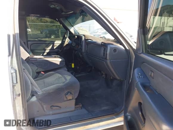 2002 Chevrolet Silverado 1500 LS z VIN 1GCEK19T12E205318, wystawiony jako IAAI lot #43510614 z przebiegiem 158 028 mil mil oraz . Historia ofert i sprzedaży dostępna na DreamBid. Obrazek 5.