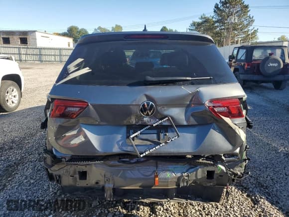 ✅ 2023 Volkswagen Tiguan SE • VIN: 3VVMB7AX5PM037828 • Lot: 82178305. Wystawiony na Copart z przebiegiem 38 953 mil. Bezpłatny archiwum sprzedaży aukcyjnych z USA i szczegółowy raport historii pojazdu na DreamBid. Zdjęcie 6.