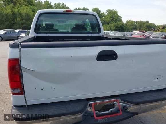 ✅ 2004 Ford F-250 XL • VIN: 3FTNX21L94MA02841 • Lot: 43106669. Wystawiony na IAAI z przebiegiem 117 109 mil. Bezpłatny archiwum sprzedaży aukcyjnych z USA i szczegółowy raport historii pojazdu na DreamBid. Zdjęcie 6.