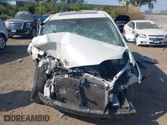 ✅ 2017 Toyota Sienna XLE • VIN: 5TDDZ3DC1HS152732 • Lot: 43352681. Listed on IAAI with 186,860 mi. Free auction sales archive from the USA and detailed vehicle history report at DreamBid. Image 12.