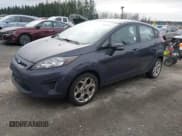 ✅ 2013 Ford Fiesta Titanium • VIN: 3FADP4FJ3DM208483 • Lot: 43900854. Wystawiony na IAAI z przebiegiem 178 774 mil. Bezpłatny archiwum sprzedaży aukcyjnych z USA i szczegółowy raport historii pojazdu na DreamBid. Zdjęcie 2.