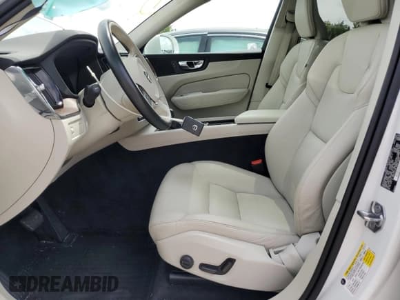 ✅ 2021 Volvo XC60 Momentum • VIN: YV4102DK4M1783395 • Lot: 70259135. Wystawiony na Copart z przebiegiem 23 061 mil. Bezpłatny archiwum sprzedaży aukcyjnych z USA i szczegółowy raport historii pojazdu na DreamBid. Zdjęcie 7.