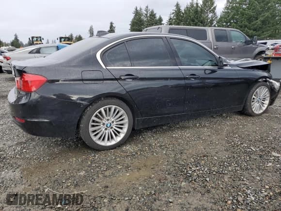 ✅ 2015 BMW 3 Series 328i xDrive • VIN: WBA3B5G57FNS12196 • Лот: 91198535. Опубликован ранее на Copart с пробегом 96 934 миль. Бесплатный доступ к архиву аукционных продаж из США и подробный отчёт об истории автомобиля на DreamBid. Изображение 3.
