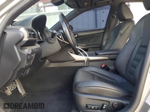 ✅ 2017 Lexus IS 200t • VIN: JTHBA1D23H5040190 • Лот: 82172725. Опубликован ранее на Copart с пробегом 65 224 миль. Бесплатный доступ к архиву аукционных продаж из США и подробный отчёт об истории автомобиля на DreamBid. Изображение 7.