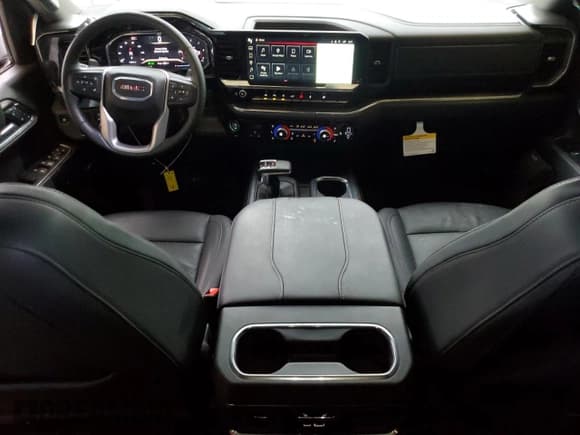 ✅ 2024 GMC Sierra 1500 SLT • VIN: 3GTUUDE8XRG291272 • Lot: 82771745. Wystawiony na Copart z przebiegiem 13 667 mil. Bezpłatny archiwum sprzedaży aukcyjnych z USA i szczegółowy raport historii pojazdu na DreamBid. Zdjęcie 8.