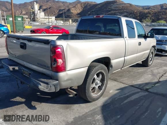 ✅ 2003 Chevrolet Silverado 1500 LS • VIN: 2GCEC19V931101936 • Lot: 43388856. Wystawiony na IAAI z przebiegiem 154 950 mil mil. Skorzystaj z bezpłatnego archiwum sprzedaży aukcyjnych z USA i zobacz szczegółowy raport historii pojazdu na DreamBid. Zdjęcie 4.