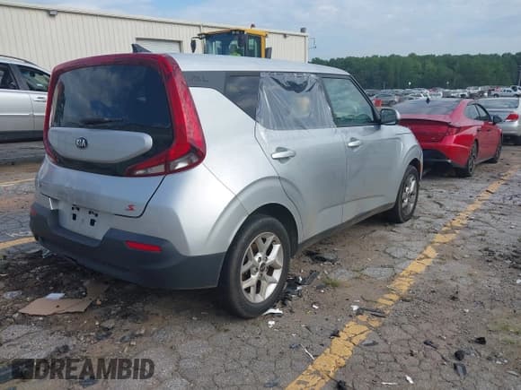 ✅ 2021 Kia Soul LX • VIN: KNDJ23AU9M7739124 • Lot: 42682645. Listed on IAAI with 82,000 mi. Free auction sales archive from the USA and detailed vehicle history report at DreamBid. Image 4.