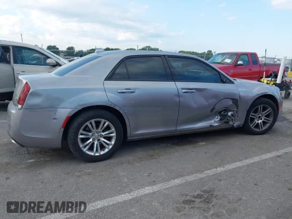 ✅ 2018 Chrysler 300 S • VIN: 2C3CCABG2JH261877 • Lot: 43372244. Listed on IAAI with 70,104 mi. Free auction sales archive from the USA and detailed vehicle history report at DreamBid. Image 13.
