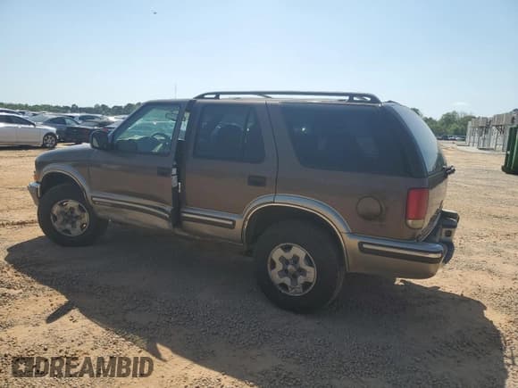 ✅ 1998 Chevrolet Blazer LS • VIN: 1GNDT13W3W2174583 • Lot: 52386525. Wystawiony na Copart z przebiegiem 161 944 mil. Bezpłatny archiwum sprzedaży aukcyjnych z USA i szczegółowy raport historii pojazdu na DreamBid. Zdjęcie 2.