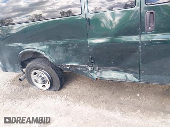 ✅ 2014 Chevrolet Express Passenger LT • VIN: 1GAZG1FG3E1173504 • Lot: 43377110. Listed on IAAI with 196,125 mi. Free auction sales archive from the USA and detailed vehicle history report at DreamBid. Image 6.