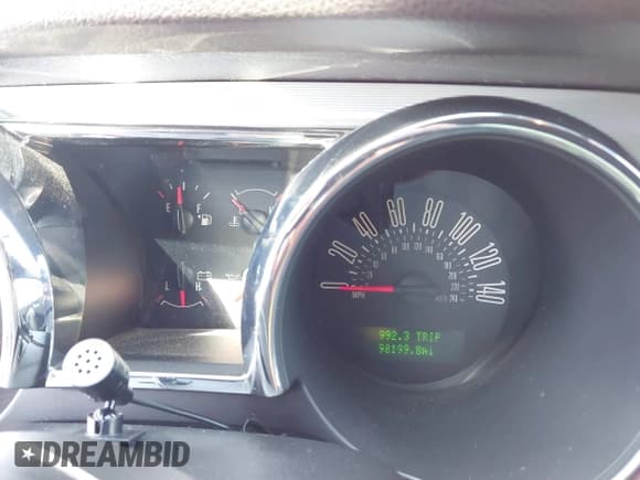 ✅ 2005 Ford Mustang GT Deluxe • VIN: 1ZVHT82H555212329 • Lot: 43323586. Wystawiony na IAAI z przebiegiem 98 199 mil. Bezpłatny archiwum sprzedaży aukcyjnych z USA i szczegółowy raport historii pojazdu na DreamBid. Zdjęcie 7.