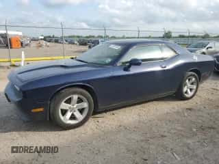 2014 Dodge Challenger SXT z VIN 2C3CDYAG8EH136931, wystawiony jako Copart lot #57024104 z przebiegiem 34 511 mil mil oraz Szkoda całkowita • Salvage title. Historia ofert i sprzedaży dostępna na DreamBid. Obrazek 1.