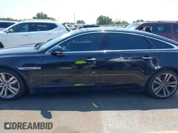 ✅ 2011 Jaguar XJ XJL • VIN: SAJWA2GBXBLV15651 • Лот: 43173257. Опубликован ранее на IAAI с пробегом 87 838 миль. Бесплатный доступ к архиву аукционных продаж из США и подробный отчёт об истории автомобиля на DreamBid. Изображение 14.