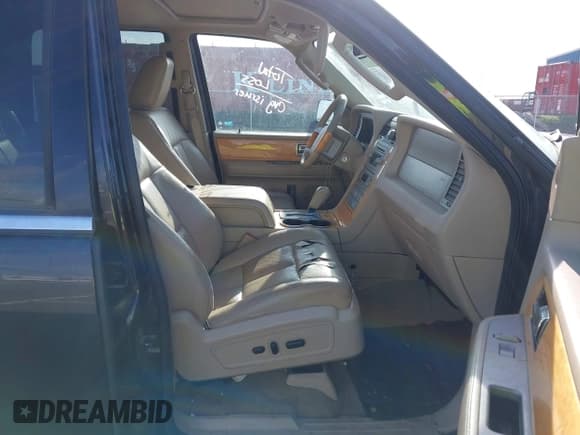 ✅ 2010 Lincoln Navigator • VIN: 5LMJJ2J5XAEJ05245 • Lot: 41901187. Wystawiony na IAAI z przebiegiem 205 131 mil. Bezpłatny archiwum sprzedaży aukcyjnych z USA i szczegółowy raport historii pojazdu na DreamBid. Zdjęcie 5.