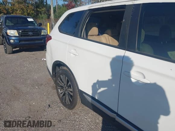 ✅ 2019 Mitsubishi Outlander ES • VIN: JA4AD2A30KZ054534 • Lot: 43783251. Listed on IAAI with 183,463 mi. Free auction sales archive from the USA and detailed vehicle history report at DreamBid. Image 6.