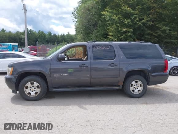 ✅ 2010 Chevrolet Suburban LT • VIN: 1GNUKJE33AR117502 • Lot: 43082827. Listed on IAAI with 200,098 mi. Free auction sales archive from the USA and detailed vehicle history report at DreamBid. Image 14.