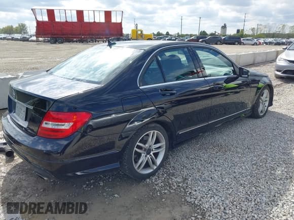 ✅ 2012 Mercedes-Benz C 300 Sport • VIN: WDDGF8BB6CR207668 • Lot: 43286103. Wystawiony na IAAI z przebiegiem 133 234 mil. Bezpłatny archiwum sprzedaży aukcyjnych z USA i szczegółowy raport historii pojazdu na DreamBid. Zdjęcie 4.