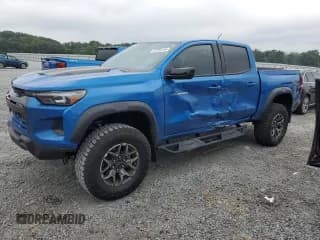 ✅ 2023 Chevrolet Colorado 4WD ZR2 • VIN: 1GCPTFEK1P1235806 • Лот: 72759114. Опубликован ранее на Copart с пробегом 11 090 миль. Бесплатный доступ к архиву аукционных продаж из США и подробный отчёт об истории автомобиля на DreamBid. Изображение 1.