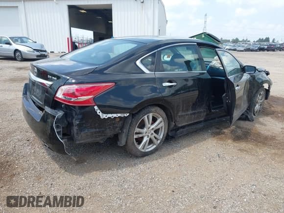 ✅ 2013 Nissan Altima SV • VIN: 1N4BL3AP8DC163860 • Lot: 42743992. Listed on IAAI with 140,890 mi. Free auction sales archive from the USA and detailed vehicle history report at DreamBid. Image 4.