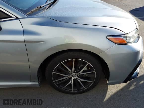 2022 Toyota Camry SE z VIN 4T1G11AKXNU712139, wystawiony jako IAAI lot #43506666 z przebiegiem 13 941 mil mil oraz . Historia ofert i sprzedaży dostępna na DreamBid. Obrazek 17.