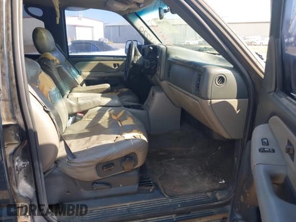 ✅ 2001 Chevrolet Suburban LT • VIN: 3GNFK16T31G279041 • Lot: 41981550. Wystawiony na IAAI z przebiegiem 276 407 mil. Bezpłatny archiwum sprzedaży aukcyjnych z USA i szczegółowy raport historii pojazdu na DreamBid. Zdjęcie 5.