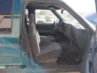 1996 Chevrolet Blazer z VIN 1GNDT13W1T2261507, wystawiony jako IAAI lot #43327033 z przebiegiem 188 609 mil mil oraz . Historia ofert i sprzedaży dostępna na DreamBid. Obrazek 5.