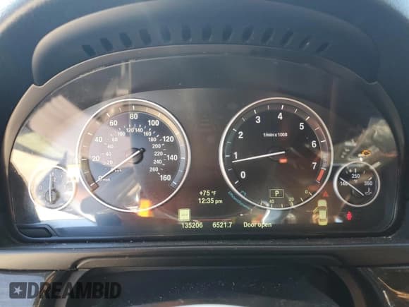 ✅ 2014 BMW 5 Series 550i xDrive • VIN: WBAKP9C53EDZ35042 • Lot: 86702695. Wystawiony na Copart z przebiegiem 135 206 mil. Bezpłatny archiwum sprzedaży aukcyjnych z USA i szczegółowy raport historii pojazdu na DreamBid. Zdjęcie 9.