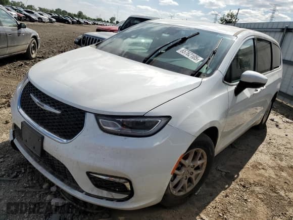 ✅ 2023 Chrysler Pacifica Touring • VIN: 2C4RC1FGXPR555773 • Lot: 65762105. Wystawiony na Copart z przebiegiem Nie podano. Bezpłatny archiwum sprzedaży aukcyjnych z USA i szczegółowy raport historii pojazdu na DreamBid. Zdjęcie 1.
