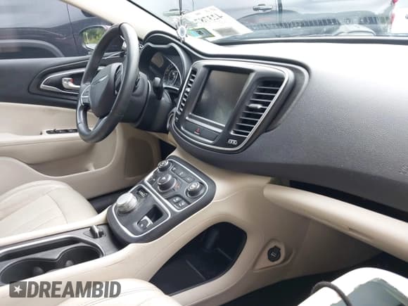 ✅ 2016 Chrysler 200 Limited • VIN: 1C3CCCAB7GN178964 • Lot: 42378749. Wystawiony na IAAI z przebiegiem 91 630 mil. Bezpłatny archiwum sprzedaży aukcyjnych z USA i szczegółowy raport historii pojazdu na DreamBid. Zdjęcie 5.