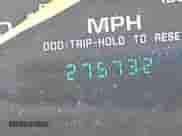 2000 Chevrolet Blazer LS z VIN 1GNCS13W2Y2355000, wystawiony jako IAAI lot #41853380 z przebiegiem 275 732 mil mil oraz . Historia ofert i sprzedaży dostępna na DreamBid. Obrazek 15.